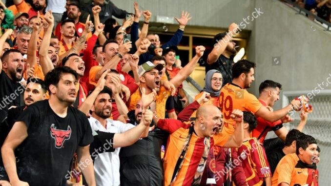 Son Dakika: Galatasaray taraftarları yıldız oyuncunun sevincini kutlamaktan alıkonulmasına tepki gösterdi, "Mantıklı değil."