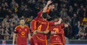 i giocatori della Roma vengono fischiati prima della partita di Serie A contro il Torino