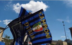 Titolo: L'Inter affronta le sfide: progetti per lo stadio, difesa del titolo e successo in Champions League L'Inter sta facendo scalpore sia dentro che fuori dal campo.