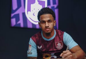 OFICIAL: Burnley contrata o ex-jovem do Tottenham Hotspur Marcus Edwards do Sporting Lisboa