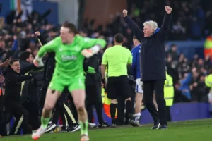 David Moyes shows class in chaos as Virgil van Dijk silenced by Everton man