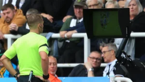 Former top referee rules on this controversial Newcastle v Nottingham Forest incident