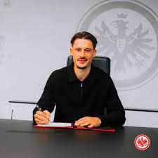 robin koch Official | Robin Koch extends contract at Eintracht Frankfurt until 2030